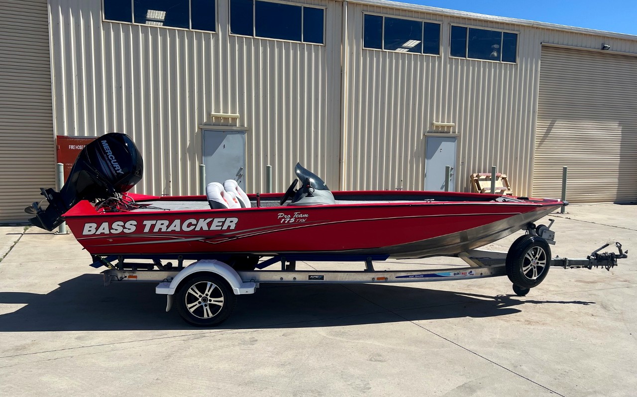 2013 TRACKER PRO TEAM 175 TXW TOURNAMENT BASS FISHING BOAT